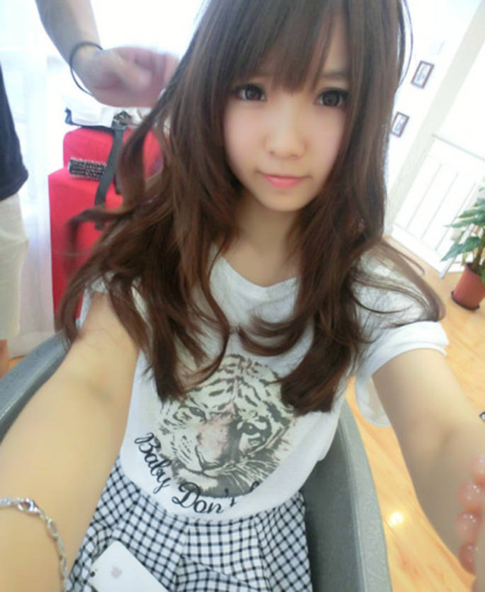 搞笑GIF段子：編輯這種工匠真的不怕切到手嗎至少戴個(gè)防護(hù)工具吧……雖然我覺(jué)