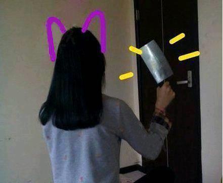 搞笑圖片幽默段子：哈哈這地區(qū)是發(fā)大水了么汽車(chē)都被淹了啊(圖1)