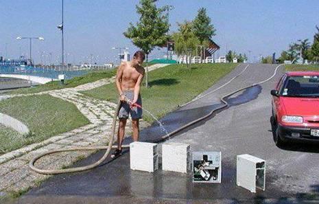 搞笑圖片幽默段子：哈哈這地區(qū)是發(fā)大水了么汽車(chē)都被淹了啊(圖3)