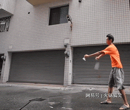 九游娛樂NineGame：搞笑幽默段子：妹子都出汗了要不要幫她一把？(圖1)