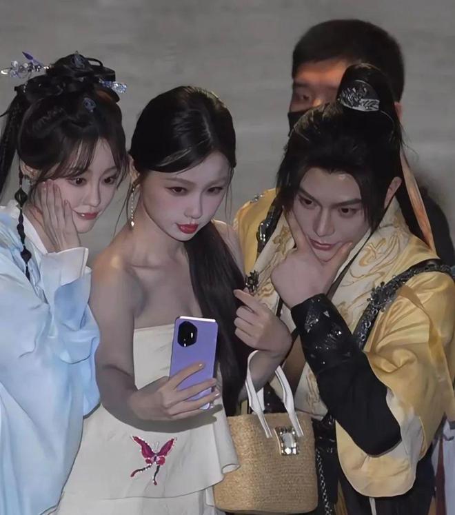 【新機】Deco越來越抽象榮耀300系列外觀曝光(圖1)