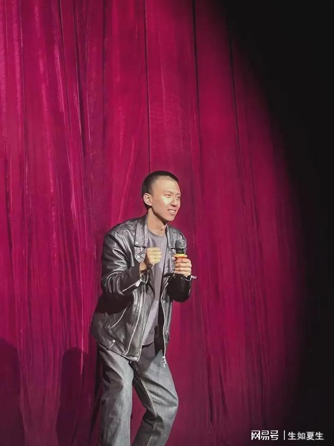 九游娛樂：沉寂許久的脫口秀殺出一匹黑馬學歷大專卻被星爺公開喊話(圖5)