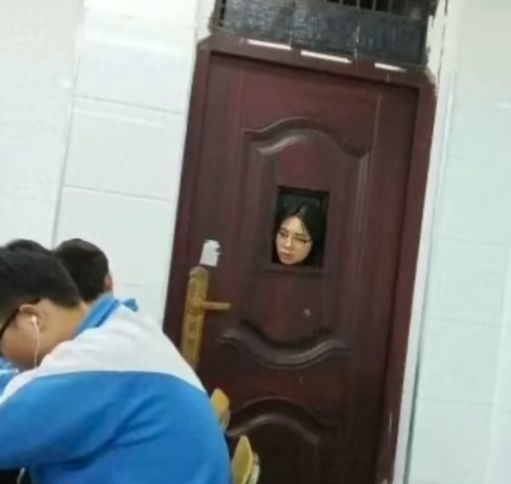 九游娛樂：拍學生搞笑爆火的“老師網紅”劇情大反轉讓全網都后怕(圖11)