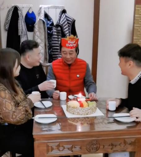 馮鞏67歲生日現場曝光！徒弟賈玲驚喜現身壽宴樸素只有親近之人(圖2)