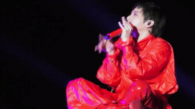 樂壇最大的笑話一首代表作都沒的歌手卻敢當評委自稱樂壇的神(圖2)