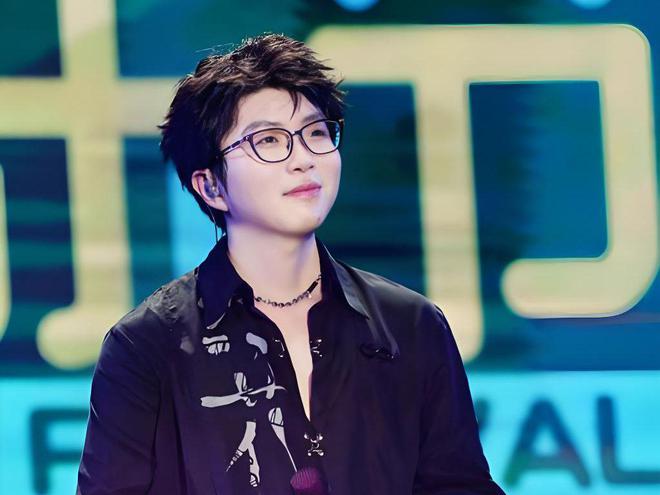 樂壇最大的笑話一首代表作都沒的歌手卻敢當評委自稱樂壇的神(圖7)