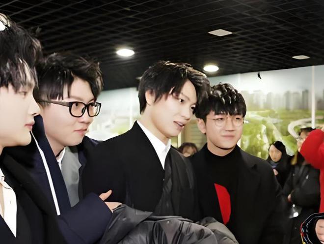 樂壇最大的笑話一首代表作都沒的歌手卻敢當評委自稱樂壇的神(圖8)