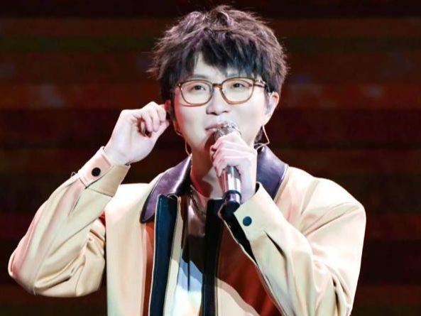 樂壇最大的笑話一首代表作都沒的歌手卻敢當評委自稱樂壇的神(圖6)