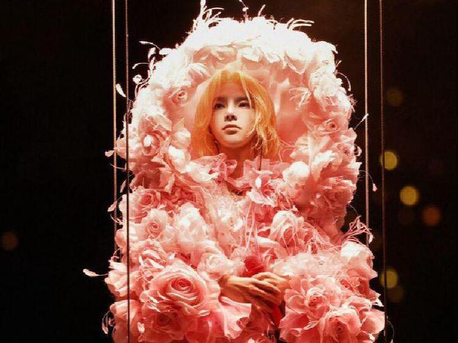 樂壇最大的笑話一首代表作都沒的歌手卻敢當評委自稱樂壇的神(圖4)