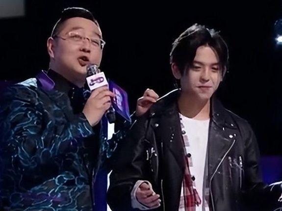 樂壇最大的笑話一首代表作都沒的歌手卻敢當評委自稱樂壇的神(圖16)