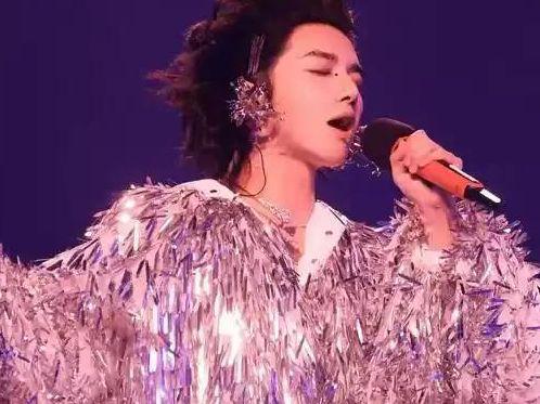 樂壇最大的笑話一首代表作都沒的歌手卻敢當評委自稱樂壇的神(圖11)