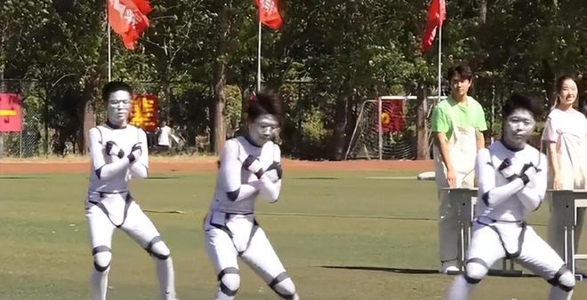 九游娛樂NineGame：笑噴了！河南理工運(yùn)動(dòng)會(huì)漏洞百出引熱議！網(wǎng)友：比春晚好看多了！(圖3)