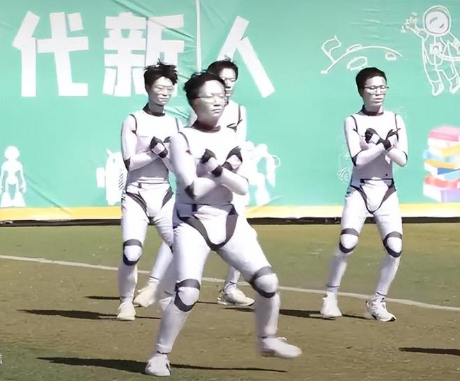 九游娛樂NineGame：笑噴了！河南理工運(yùn)動(dòng)會(huì)漏洞百出引熱議！網(wǎng)友：比春晚好看多了！(圖4)