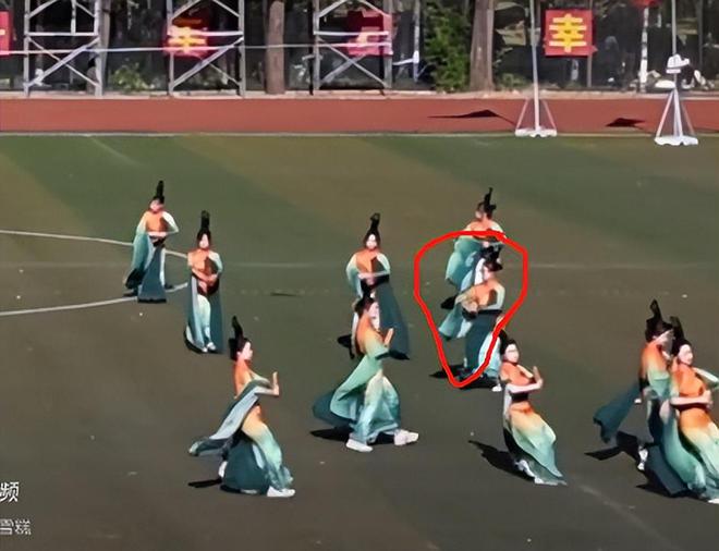 九游娛樂NineGame：笑噴了！河南理工運(yùn)動(dòng)會(huì)漏洞百出引熱議！網(wǎng)友：比春晚好看多了！(圖11)