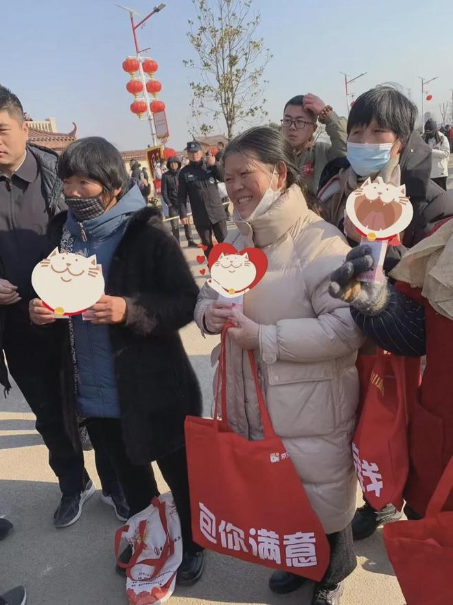 劉強東現金回鄉特警護送千萬！背后故事驚人！(圖3)