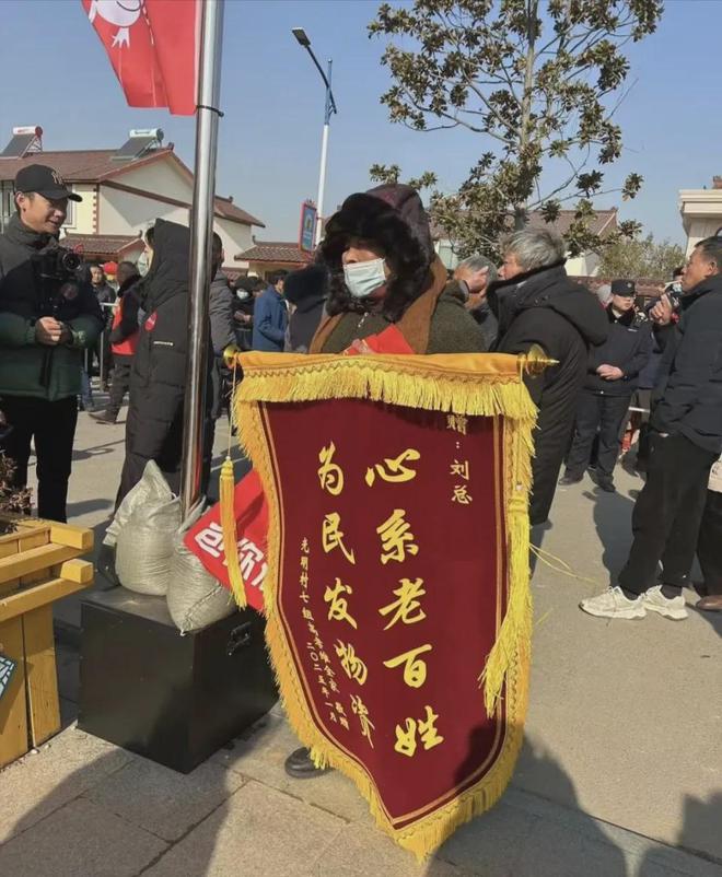 劉強東現金回鄉特警護送千萬！背后故事驚人！(圖4)