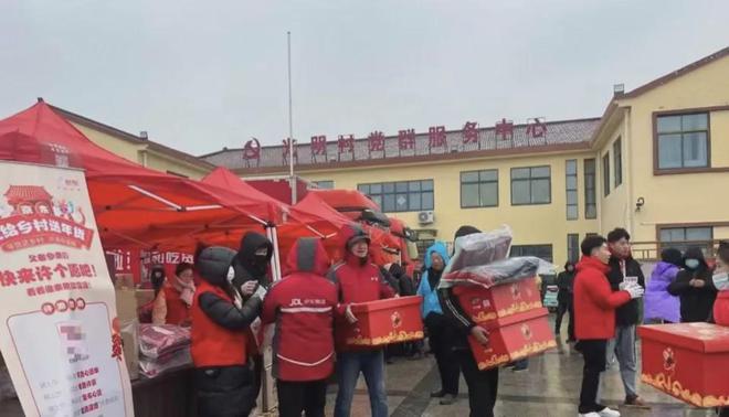 劉強東現金回鄉特警護送千萬！背后故事驚人！(圖1)