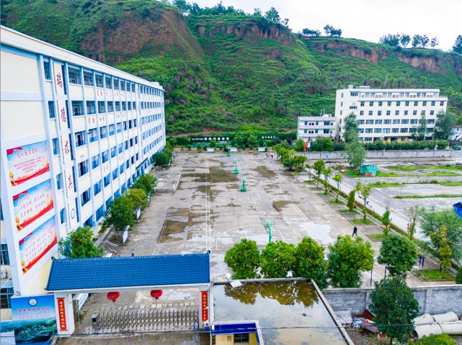 九游娛樂：低進(jìn)高出！鎮(zhèn)雄這所高中2024年秋季期末考試取得較大進(jìn)步！(圖3)