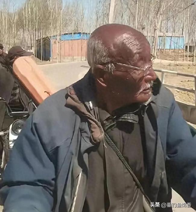 九游娛樂NineGame：男生偶遇三個曬成“非洲人”的大爺釣魚界的“黑色幽默”