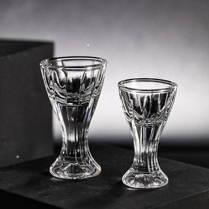 外國人喝中國白酒搞笑：喜劇場景中外國人嘗試中國白酒(圖1)