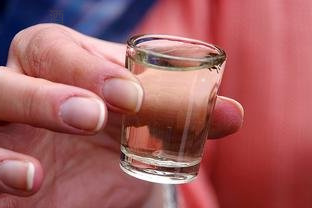 外國人喝中國白酒搞笑：喜劇場景中外國人嘗試中國白酒(圖2)