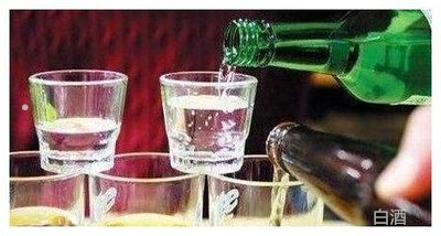 外國人喝中國白酒搞笑：喜劇場景中外國人嘗試中國白酒(圖4)