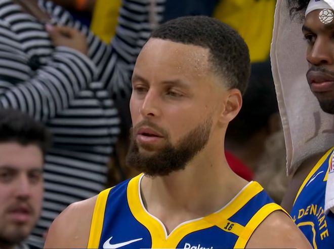 九游娛樂(lè)：大笑話！勇士關(guān)鍵球愚蠢失誤界外接球送比賽！科爾生氣庫(kù)里搖頭