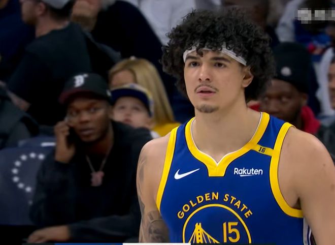 九游娛樂(lè)：大笑話！勇士關(guān)鍵球愚蠢失誤界外接球送比賽！科爾生氣庫(kù)里搖頭(圖2)