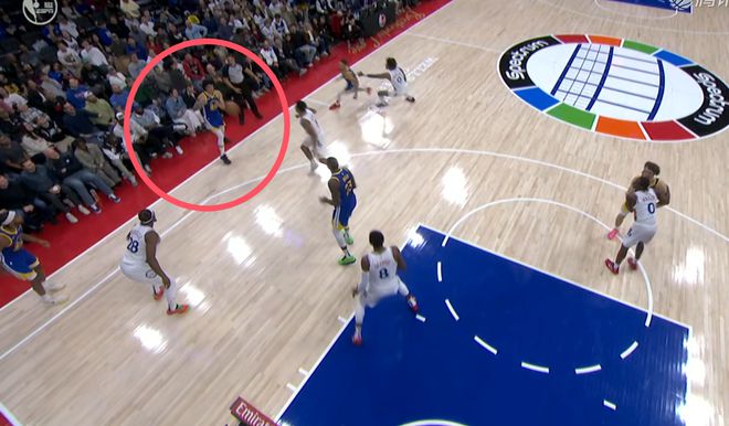 九游娛樂(lè)：大笑話！勇士關(guān)鍵球愚蠢失誤界外接球送比賽！科爾生氣庫(kù)里搖頭(圖5)