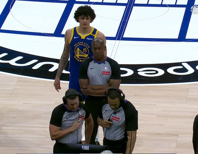 九游娛樂(lè)：大笑話！勇士關(guān)鍵球愚蠢失誤界外接球送比賽！科爾生氣庫(kù)里搖頭(圖6)