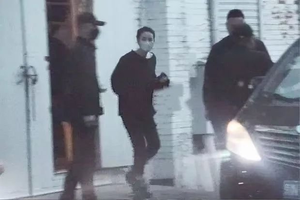 九游娛樂NineGame：被愛情滋養(yǎng)的王菲越活越年輕了扎丸子頭瘦瘦高高像小女生55歲好似不會(huì)老