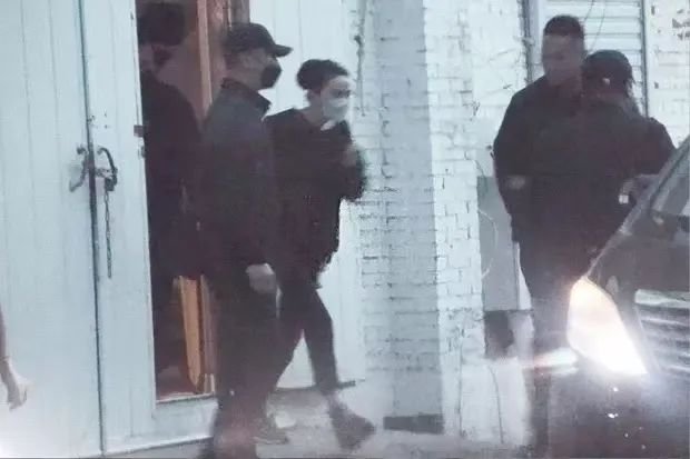 九游娛樂NineGame：被愛情滋養的王菲越活越年輕了扎丸子頭瘦瘦高高像小女生55歲好似不會老(圖2)