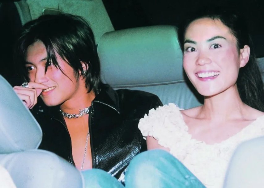 九游娛樂NineGame：被愛情滋養的王菲越活越年輕了扎丸子頭瘦瘦高高像小女生55歲好似不會老(圖4)