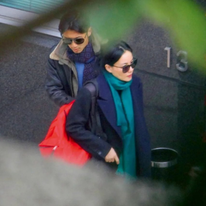 九游娛樂NineGame：被愛情滋養的王菲越活越年輕了扎丸子頭瘦瘦高高像小女生55歲好似不會老(圖6)