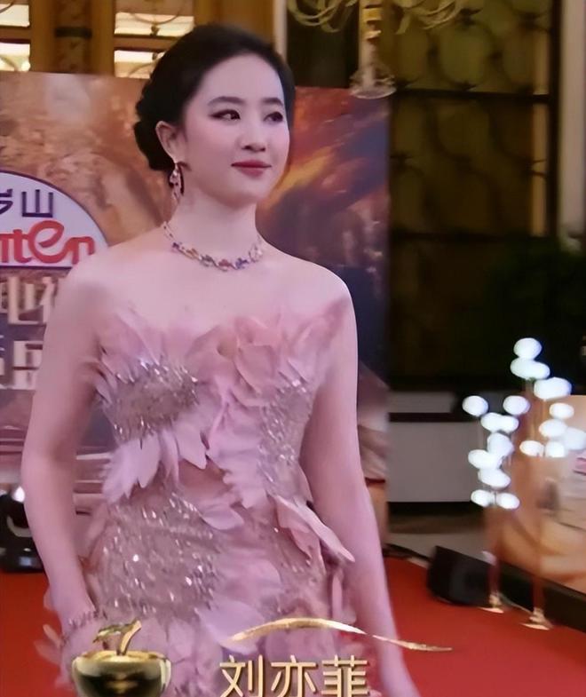 上海這夜無濾鏡高清鏡頭下蔣欣再次驚艷關曉彤丑得超綱(圖9)