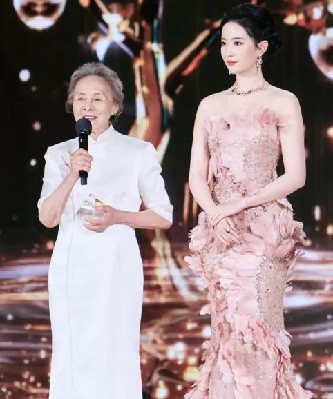 上海這夜無濾鏡高清鏡頭下蔣欣再次驚艷關曉彤丑得超綱(圖12)