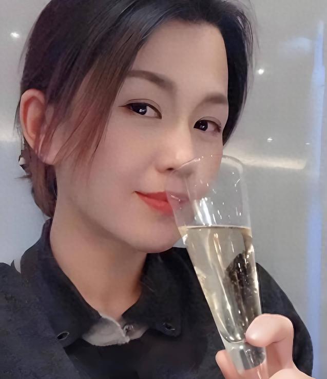 她23歲繼承數(shù)十億資產(chǎn)身家是王思聰?shù)氖睹烂矚赓|(zhì)不輸章澤天