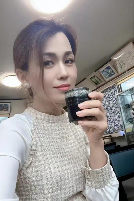 她23歲繼承數十億資產身家是王思聰的十倍美貌氣質不輸章澤天(圖12)