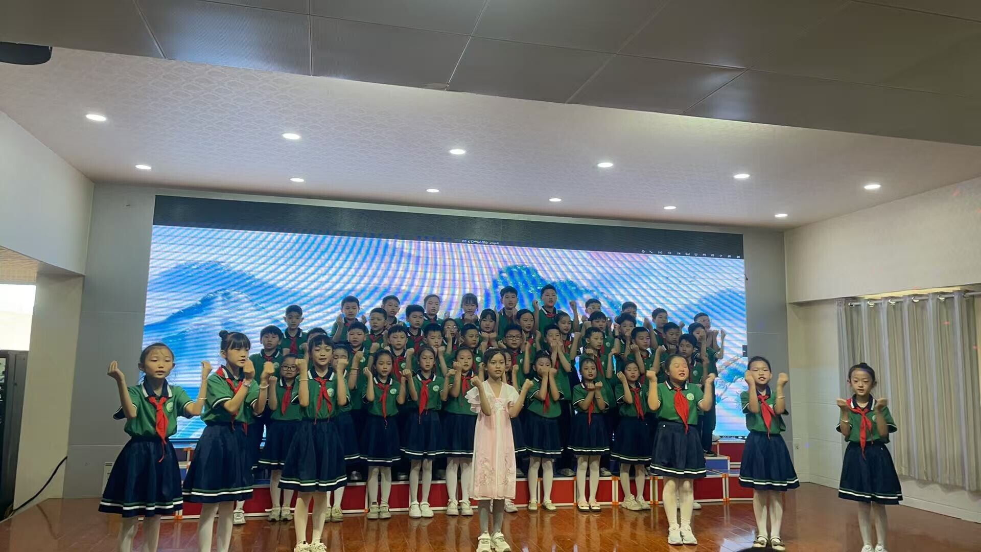 節氣吟風雅經典頌華章——西南街小學成功舉辦第三屆讀書節誦讀展示活動(圖1)